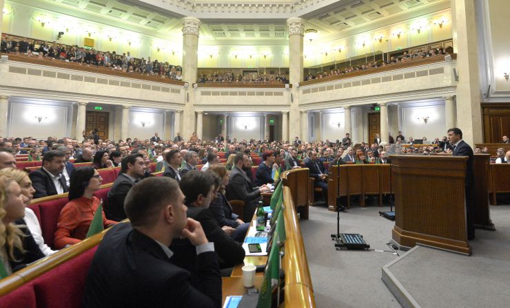 Позачергове пленарне засідання Верховної Ради України. 

Для участі у позачерговому засіданні зареєструвалося 347 народних депутатів.
Голова Верховної Ради України Дмитро Разумков відкрив позачергове пленарне засідання.
Головуючий повідомив, що у позачерговому засіданні бере участь Президент України Володимир Зеленський.
Прийнято Постанову 