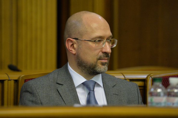 Верховна Рада України на позачерговому засіданні підтримала оновлений склад Кабінету Міністрів України, запропонований новообраним Прем’єр-міністром Денисом Шмигалем.
За новий склад Уряду проголосували 277 народних депутатів, до якого увійшли та зайняли відповідні посади:
Вадим Пристайко, Віце-прем'єр-міністр з питань європейської та євроатлантичної інтеграції України; Олег Немчінов, Міністр Кабінету Міністрів України; Олексій Резніков, Віце-прем'єр-міністр України – Міністр з питань реінтеграції тимчасово окупованих територій; Михайло Федоров, Віце-прем'єр-міністр України – Міністр цифрової трансформації України; Арсен Аваков, Міністр внутрішніх справ України; Сергій Бессараб, Міністр у справах ветеранів України;
Вадим Гутцайт, Міністр молоді та спорту України;
Ілля Ємець, Міністр охорони здоров’я України;
Владислав Криклій, Міністр інфраструктури України;
Марина Лазебна, Міністр соціальної політики України;
Денис Малюська, Міністр юстиції України;
Ігор Уманський, Міністр фінансів України;
Олексій Чернишов, Міністр розвитку громад та територій України.
Також за поданням Президента України Міністром оборони України призначений Андрій Таран (285 голосів «за»), а Міністром закордонних справ України – Дмитро Кулеба (288 голосів «за»).
За словами Дениса Шмигаля, наразі у Кабміні залишаються вакантними чотири посади очільників міністерств – Міністерства освіти та науки, Міністерства енергетики та захисту довкілля України, Міністерства розвитку економіки, торгівлі та сільського господарства України та Міністерства культури.
Прем’єр-міністр Денис Шмигаль
