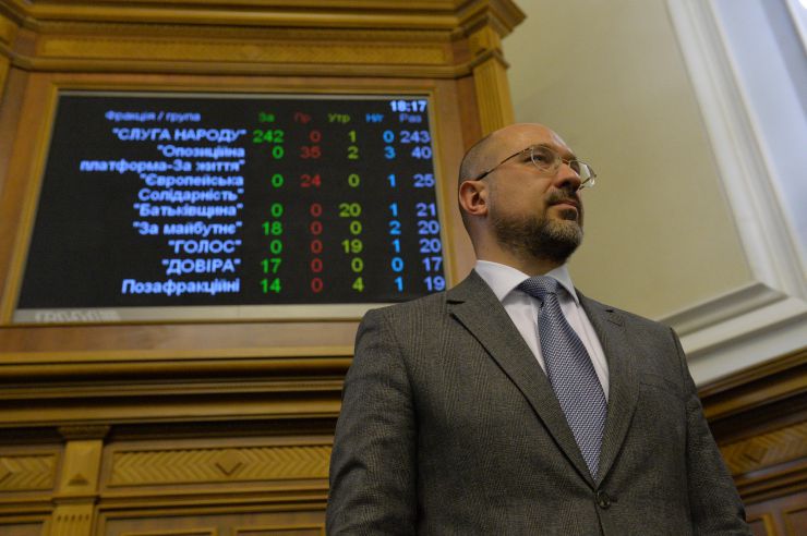 Верховна Рада України на позачерговому засіданні підтримала оновлений склад Кабінету Міністрів України, запропонований новообраним Прем’єр-міністром Денисом Шмигалем.
За новий склад Уряду проголосували 277 народних депутатів, до якого увійшли та зайняли відповідні посади:
Вадим Пристайко, Віце-прем'єр-міністр з питань європейської та євроатлантичної інтеграції України; Олег Немчінов, Міністр Кабінету Міністрів України; Олексій Резніков, Віце-прем'єр-міністр України – Міністр з питань реінтеграції тимчасово окупованих територій; Михайло Федоров, Віце-прем'єр-міністр України – Міністр цифрової трансформації України; Арсен Аваков, Міністр внутрішніх справ України; Сергій Бессараб, Міністр у справах ветеранів України;
Вадим Гутцайт, Міністр молоді та спорту України;
Ілля Ємець, Міністр охорони здоров’я України;
Владислав Криклій, Міністр інфраструктури України;
Марина Лазебна, Міністр соціальної політики України;
Денис Малюська, Міністр юстиції України;
Ігор Уманський, Міністр фінансів України;
Олексій Чернишов, Міністр розвитку громад та територій України.
Також за поданням Президента України Міністром оборони України призначений Андрій Таран (285 голосів «за»), а Міністром закордонних справ України – Дмитро Кулеба (288 голосів «за»).
За словами Дениса Шмигаля, наразі у Кабміні залишаються вакантними чотири посади очільників міністерств – Міністерства освіти та науки, Міністерства енергетики та захисту довкілля України, Міністерства розвитку економіки, торгівлі та сільського господарства України та Міністерства культури.
Прем’єр-міністр Денис Шмигаль
