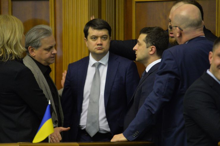 Верховна Рада України на позачерговому засіданні підтримала оновлений склад Кабінету Міністрів України, запропонований новообраним Прем’єр-міністром Денисом Шмигалем.
За новий склад Уряду проголосували 277 народних депутатів, до якого увійшли та зайняли відповідні посади:
Вадим Пристайко, Віце-прем'єр-міністр з питань європейської та євроатлантичної інтеграції України; Олег Немчінов, Міністр Кабінету Міністрів України; Олексій Резніков, Віце-прем'єр-міністр України – Міністр з питань реінтеграції тимчасово окупованих територій; Михайло Федоров, Віце-прем'єр-міністр України – Міністр цифрової трансформації України; Арсен Аваков, Міністр внутрішніх справ України; Сергій Бессараб, Міністр у справах ветеранів України;
Вадим Гутцайт, Міністр молоді та спорту України;
Ілля Ємець, Міністр охорони здоров’я України;
Владислав Криклій, Міністр інфраструктури України;
Марина Лазебна, Міністр соціальної політики України;
Денис Малюська, Міністр юстиції України;
Ігор Уманський, Міністр фінансів України;
Олексій Чернишов, Міністр розвитку громад та територій України.
Також за поданням Президента України Міністром оборони України призначений Андрій Таран (285 голосів «за»), а Міністром закордонних справ України – Дмитро Кулеба (288 голосів «за»).
За словами Дениса Шмигаля, наразі у Кабміні залишаються вакантними чотири посади очільників міністерств – Міністерства освіти та науки, Міністерства енергетики та захисту довкілля України, Міністерства розвитку економіки, торгівлі та сільського господарства України та Міністерства культури.
Разумков, Зеленський
