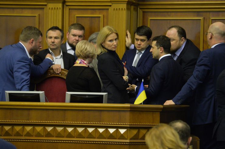 Верховна Рада України на позачерговому засіданні підтримала оновлений склад Кабінету Міністрів України, запропонований новообраним Прем’єр-міністром Денисом Шмигалем.
За новий склад Уряду проголосували 277 народних депутатів, до якого увійшли та зайняли відповідні посади:
Вадим Пристайко, Віце-прем'єр-міністр з питань європейської та євроатлантичної інтеграції України; Олег Немчінов, Міністр Кабінету Міністрів України; Олексій Резніков, Віце-прем'єр-міністр України – Міністр з питань реінтеграції тимчасово окупованих територій; Михайло Федоров, Віце-прем'єр-міністр України – Міністр цифрової трансформації України; Арсен Аваков, Міністр внутрішніх справ України; Сергій Бессараб, Міністр у справах ветеранів України;
Вадим Гутцайт, Міністр молоді та спорту України;
Ілля Ємець, Міністр охорони здоров’я України;
Владислав Криклій, Міністр інфраструктури України;
Марина Лазебна, Міністр соціальної політики України;
Денис Малюська, Міністр юстиції України;
Ігор Уманський, Міністр фінансів України;
Олексій Чернишов, Міністр розвитку громад та територій України.
Також за поданням Президента України Міністром оборони України призначений Андрій Таран (285 голосів «за»), а Міністром закордонних справ України – Дмитро Кулеба (288 голосів «за»).
За словами Дениса Шмигаля, наразі у Кабміні залишаються вакантними чотири посади очільників міністерств – Міністерства освіти та науки, Міністерства енергетики та захисту довкілля України, Міністерства розвитку економіки, торгівлі та сільського господарства України та Міністерства культури.
Разумков, Зеленський 
