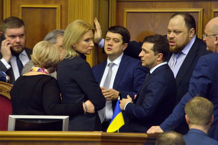 Верховна Рада України на позачерговому засіданні підтримала оновлений склад Кабінету Міністрів України, запропонований новообраним Прем’єр-міністром Денисом Шмигалем.
За новий склад Уряду проголосували 277 народних депутатів, до якого увійшли та зайняли відповідні посади:
Вадим Пристайко, Віце-прем'єр-міністр з питань європейської та євроатлантичної інтеграції України; Олег Немчінов, Міністр Кабінету Міністрів України; Олексій Резніков, Віце-прем'єр-міністр України – Міністр з питань реінтеграції тимчасово окупованих територій; Михайло Федоров, Віце-прем'єр-міністр України – Міністр цифрової трансформації України; Арсен Аваков, Міністр внутрішніх справ України; Сергій Бессараб, Міністр у справах ветеранів України;
Вадим Гутцайт, Міністр молоді та спорту України;
Ілля Ємець, Міністр охорони здоров’я України;
Владислав Криклій, Міністр інфраструктури України;
Марина Лазебна, Міністр соціальної політики України;
Денис Малюська, Міністр юстиції України;
Ігор Уманський, Міністр фінансів України;
Олексій Чернишов, Міністр розвитку громад та територій України.
Також за поданням Президента України Міністром оборони України призначений Андрій Таран (285 голосів «за»), а Міністром закордонних справ України – Дмитро Кулеба (288 голосів «за»).
За словами Дениса Шмигаля, наразі у Кабміні залишаються вакантними чотири посади очільників міністерств – Міністерства освіти та науки, Міністерства енергетики та захисту довкілля України, Міністерства розвитку економіки, торгівлі та сільського господарства України та Міністерства культури.
Разумков, Зеленський 
