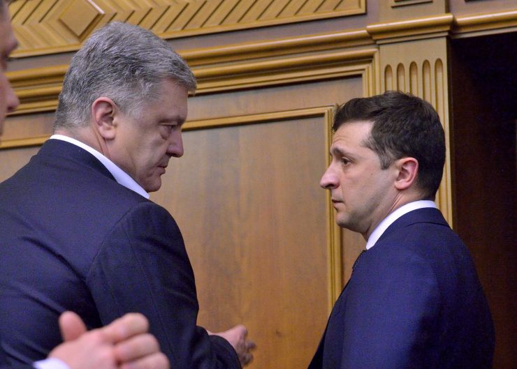 Верховна Рада України на позачерговому засіданні підтримала оновлений склад Кабінету Міністрів України, запропонований новообраним Прем’єр-міністром Денисом Шмигалем.
За новий склад Уряду проголосували 277 народних депутатів, до якого увійшли та зайняли відповідні посади:
Вадим Пристайко, Віце-прем'єр-міністр з питань європейської та євроатлантичної інтеграції України; Олег Немчінов, Міністр Кабінету Міністрів України; Олексій Резніков, Віце-прем'єр-міністр України – Міністр з питань реінтеграції тимчасово окупованих територій; Михайло Федоров, Віце-прем'єр-міністр України – Міністр цифрової трансформації України; Арсен Аваков, Міністр внутрішніх справ України; Сергій Бессараб, Міністр у справах ветеранів України;
Вадим Гутцайт, Міністр молоді та спорту України;
Ілля Ємець, Міністр охорони здоров’я України;
Владислав Криклій, Міністр інфраструктури України;
Марина Лазебна, Міністр соціальної політики України;
Денис Малюська, Міністр юстиції України;
Ігор Уманський, Міністр фінансів України;
Олексій Чернишов, Міністр розвитку громад та територій України.
Також за поданням Президента України Міністром оборони України призначений Андрій Таран (285 голосів «за»), а Міністром закордонних справ України – Дмитро Кулеба (288 голосів «за»).
За словами Дениса Шмигаля, наразі у Кабміні залишаються вакантними чотири посади очільників міністерств – Міністерства освіти та науки, Міністерства енергетики та захисту довкілля України, Міністерства розвитку економіки, торгівлі та сільського господарства України та Міністерства культури.
Порошенко, Зеленський 

