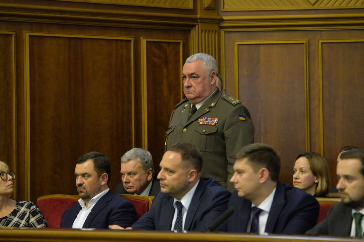 Верховна Рада України на позачерговому засіданні підтримала оновлений склад Кабінету Міністрів України, запропонований новообраним Прем’єр-міністром Денисом Шмигалем.
За новий склад Уряду проголосували 277 народних депутатів, до якого увійшли та зайняли відповідні посади:
Вадим Пристайко, Віце-прем'єр-міністр з питань європейської та євроатлантичної інтеграції України; Олег Немчінов, Міністр Кабінету Міністрів України; Олексій Резніков, Віце-прем'єр-міністр України – Міністр з питань реінтеграції тимчасово окупованих територій; Михайло Федоров, Віце-прем'єр-міністр України – Міністр цифрової трансформації України; Арсен Аваков, Міністр внутрішніх справ України; Сергій Бессараб, Міністр у справах ветеранів України;
Вадим Гутцайт, Міністр молоді та спорту України;
Ілля Ємець, Міністр охорони здоров’я України;
Владислав Криклій, Міністр інфраструктури України;
Марина Лазебна, Міністр соціальної політики України;
Денис Малюська, Міністр юстиції України;
Ігор Уманський, Міністр фінансів України;
Олексій Чернишов, Міністр розвитку громад та територій України.
Також за поданням Президента України Міністром оборони України призначений Андрій Таран (285 голосів «за»), а Міністром закордонних справ України – Дмитро Кулеба (288 голосів «за»).
За словами Дениса Шмигаля, наразі у Кабміні залишаються вакантними чотири посади очільників міністерств – Міністерства освіти та науки, Міністерства енергетики та захисту довкілля України, Міністерства розвитку економіки, торгівлі та сільського господарства України та Міністерства культури.
