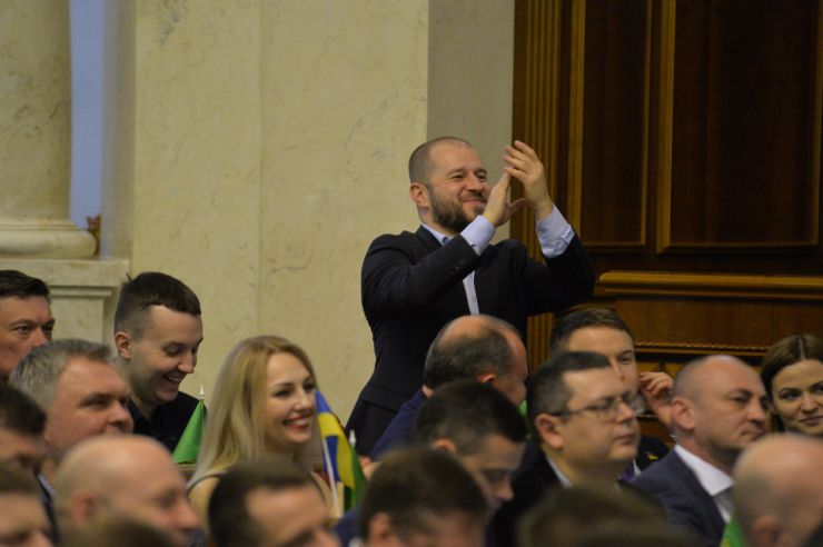 Верховна Рада України на позачерговому засіданні підтримала оновлений склад Кабінету Міністрів України, запропонований новообраним Прем’єр-міністром Денисом Шмигалем.
За новий склад Уряду проголосували 277 народних депутатів, до якого увійшли та зайняли відповідні посади:
Вадим Пристайко, Віце-прем'єр-міністр з питань європейської та євроатлантичної інтеграції України; Олег Немчінов, Міністр Кабінету Міністрів України; Олексій Резніков, Віце-прем'єр-міністр України – Міністр з питань реінтеграції тимчасово окупованих територій; Михайло Федоров, Віце-прем'єр-міністр України – Міністр цифрової трансформації України; Арсен Аваков, Міністр внутрішніх справ України; Сергій Бессараб, Міністр у справах ветеранів України;
Вадим Гутцайт, Міністр молоді та спорту України;
Ілля Ємець, Міністр охорони здоров’я України;
Владислав Криклій, Міністр інфраструктури України;
Марина Лазебна, Міністр соціальної політики України;
Денис Малюська, Міністр юстиції України;
Ігор Уманський, Міністр фінансів України;
Олексій Чернишов, Міністр розвитку громад та територій України.
Також за поданням Президента України Міністром оборони України призначений Андрій Таран (285 голосів «за»), а Міністром закордонних справ України – Дмитро Кулеба (288 голосів «за»).
За словами Дениса Шмигаля, наразі у Кабміні залишаються вакантними чотири посади очільників міністерств – Міністерства освіти та науки, Міністерства енергетики та захисту довкілля України, Міністерства розвитку економіки, торгівлі та сільського господарства України та Міністерства культури.
