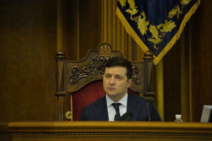 Верховна Рада України на позачерговому засіданні підтримала оновлений склад Кабінету Міністрів України, запропонований новообраним Прем’єр-міністром Денисом Шмигалем.
За новий склад Уряду проголосували 277 народних депутатів, до якого увійшли та зайняли відповідні посади:
Вадим Пристайко, Віце-прем'єр-міністр з питань європейської та євроатлантичної інтеграції України; Олег Немчінов, Міністр Кабінету Міністрів України; Олексій Резніков, Віце-прем'єр-міністр України – Міністр з питань реінтеграції тимчасово окупованих територій; Михайло Федоров, Віце-прем'єр-міністр України – Міністр цифрової трансформації України; Арсен Аваков, Міністр внутрішніх справ України; Сергій Бессараб, Міністр у справах ветеранів України;
Вадим Гутцайт, Міністр молоді та спорту України;
Ілля Ємець, Міністр охорони здоров’я України;
Владислав Криклій, Міністр інфраструктури України;
Марина Лазебна, Міністр соціальної політики України;
Денис Малюська, Міністр юстиції України;
Ігор Уманський, Міністр фінансів України;
Олексій Чернишов, Міністр розвитку громад та територій України.
Також за поданням Президента України Міністром оборони України призначений Андрій Таран (285 голосів «за»), а Міністром закордонних справ України – Дмитро Кулеба (288 голосів «за»).
За словами Дениса Шмигаля, наразі у Кабміні залишаються вакантними чотири посади очільників міністерств – Міністерства освіти та науки, Міністерства енергетики та захисту довкілля України, Міністерства розвитку економіки, торгівлі та сільського господарства України та Міністерства культури.
Зеленський
