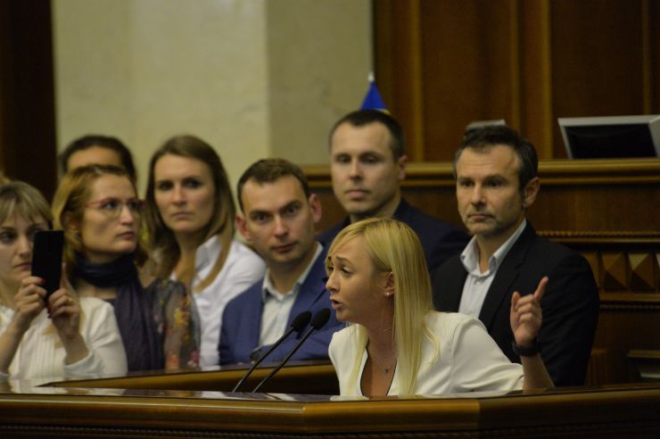 Верховна Рада України на позачерговому засіданні підтримала оновлений склад Кабінету Міністрів України, запропонований новообраним Прем’єр-міністром Денисом Шмигалем.
За новий склад Уряду проголосували 277 народних депутатів, до якого увійшли та зайняли відповідні посади:
Вадим Пристайко, Віце-прем'єр-міністр з питань європейської та євроатлантичної інтеграції України; Олег Немчінов, Міністр Кабінету Міністрів України; Олексій Резніков, Віце-прем'єр-міністр України – Міністр з питань реінтеграції тимчасово окупованих територій; Михайло Федоров, Віце-прем'єр-міністр України – Міністр цифрової трансформації України; Арсен Аваков, Міністр внутрішніх справ України; Сергій Бессараб, Міністр у справах ветеранів України;
Вадим Гутцайт, Міністр молоді та спорту України;
Ілля Ємець, Міністр охорони здоров’я України;
Владислав Криклій, Міністр інфраструктури України;
Марина Лазебна, Міністр соціальної політики України;
Денис Малюська, Міністр юстиції України;
Ігор Уманський, Міністр фінансів України;
Олексій Чернишов, Міністр розвитку громад та територій України.
Також за поданням Президента України Міністром оборони України призначений Андрій Таран (285 голосів «за»), а Міністром закордонних справ України – Дмитро Кулеба (288 голосів «за»).
За словами Дениса Шмигаля, наразі у Кабміні залишаються вакантними чотири посади очільників міністерств – Міністерства освіти та науки, Міністерства енергетики та захисту довкілля України, Міністерства розвитку економіки, торгівлі та сільського господарства України та Міністерства культури.
