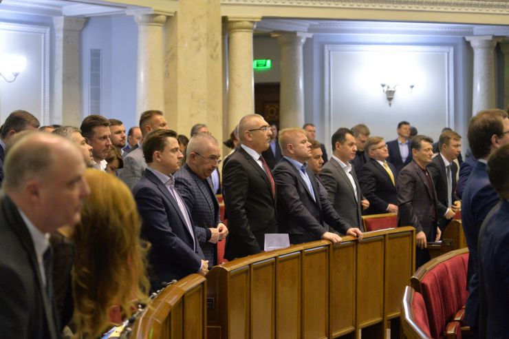 Верховна Рада України на позачерговому засіданні підтримала оновлений склад Кабінету Міністрів України, запропонований новообраним Прем’єр-міністром Денисом Шмигалем.
За новий склад Уряду проголосували 277 народних депутатів, до якого увійшли та зайняли відповідні посади:
Вадим Пристайко, Віце-прем'єр-міністр з питань європейської та євроатлантичної інтеграції України; Олег Немчінов, Міністр Кабінету Міністрів України; Олексій Резніков, Віце-прем'єр-міністр України – Міністр з питань реінтеграції тимчасово окупованих територій; Михайло Федоров, Віце-прем'єр-міністр України – Міністр цифрової трансформації України; Арсен Аваков, Міністр внутрішніх справ України; Сергій Бессараб, Міністр у справах ветеранів України;
Вадим Гутцайт, Міністр молоді та спорту України;
Ілля Ємець, Міністр охорони здоров’я України;
Владислав Криклій, Міністр інфраструктури України;
Марина Лазебна, Міністр соціальної політики України;
Денис Малюська, Міністр юстиції України;
Ігор Уманський, Міністр фінансів України;
Олексій Чернишов, Міністр розвитку громад та територій України.
Також за поданням Президента України Міністром оборони України призначений Андрій Таран (285 голосів «за»), а Міністром закордонних справ України – Дмитро Кулеба (288 голосів «за»).
За словами Дениса Шмигаля, наразі у Кабміні залишаються вакантними чотири посади очільників міністерств – Міністерства освіти та науки, Міністерства енергетики та захисту довкілля України, Міністерства розвитку економіки, торгівлі та сільського господарства України та Міністерства культури.
