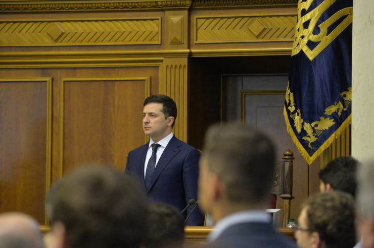 Верховна Рада України на позачерговому засіданні підтримала оновлений склад Кабінету Міністрів України, запропонований новообраним Прем’єр-міністром Денисом Шмигалем.
За новий склад Уряду проголосували 277 народних депутатів, до якого увійшли та зайняли відповідні посади:
Вадим Пристайко, Віце-прем'єр-міністр з питань європейської та євроатлантичної інтеграції України; Олег Немчінов, Міністр Кабінету Міністрів України; Олексій Резніков, Віце-прем'єр-міністр України – Міністр з питань реінтеграції тимчасово окупованих територій; Михайло Федоров, Віце-прем'єр-міністр України – Міністр цифрової трансформації України; Арсен Аваков, Міністр внутрішніх справ України; Сергій Бессараб, Міністр у справах ветеранів України;
Вадим Гутцайт, Міністр молоді та спорту України;
Ілля Ємець, Міністр охорони здоров’я України;
Владислав Криклій, Міністр інфраструктури України;
Марина Лазебна, Міністр соціальної політики України;
Денис Малюська, Міністр юстиції України;
Ігор Уманський, Міністр фінансів України;
Олексій Чернишов, Міністр розвитку громад та територій України.
Також за поданням Президента України Міністром оборони України призначений Андрій Таран (285 голосів «за»), а Міністром закордонних справ України – Дмитро Кулеба (288 голосів «за»).
За словами Дениса Шмигаля, наразі у Кабміні залишаються вакантними чотири посади очільників міністерств – Міністерства освіти та науки, Міністерства енергетики та захисту довкілля України, Міністерства розвитку економіки, торгівлі та сільського господарства України та Міністерства культури.
Зеленський
