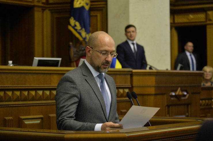 Верховна Рада України на позачерговому засіданні підтримала оновлений склад Кабінету Міністрів України, запропонований новообраним Прем’єр-міністром Денисом Шмигалем.
За новий склад Уряду проголосували 277 народних депутатів, до якого увійшли та зайняли відповідні посади:
Вадим Пристайко, Віце-прем'єр-міністр з питань європейської та євроатлантичної інтеграції України; Олег Немчінов, Міністр Кабінету Міністрів України; Олексій Резніков, Віце-прем'єр-міністр України – Міністр з питань реінтеграції тимчасово окупованих територій; Михайло Федоров, Віце-прем'єр-міністр України – Міністр цифрової трансформації України; Арсен Аваков, Міністр внутрішніх справ України; Сергій Бессараб, Міністр у справах ветеранів України;
Вадим Гутцайт, Міністр молоді та спорту України;
Ілля Ємець, Міністр охорони здоров’я України;
Владислав Криклій, Міністр інфраструктури України;
Марина Лазебна, Міністр соціальної політики України;
Денис Малюська, Міністр юстиції України;
Ігор Уманський, Міністр фінансів України;
Олексій Чернишов, Міністр розвитку громад та територій України.
Також за поданням Президента України Міністром оборони України призначений Андрій Таран (285 голосів «за»), а Міністром закордонних справ України – Дмитро Кулеба (288 голосів «за»).
За словами Дениса Шмигаля, наразі у Кабміні залишаються вакантними чотири посади очільників міністерств – Міністерства освіти та науки, Міністерства енергетики та захисту довкілля України, Міністерства розвитку економіки, торгівлі та сільського господарства України та Міністерства культури.
Прем’єр-міністр Денис Шмигаль
