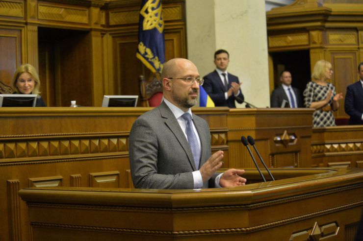 Верховна Рада України на позачерговому засіданні підтримала оновлений склад Кабінету Міністрів України, запропонований новообраним Прем’єр-міністром Денисом Шмигалем.
За новий склад Уряду проголосували 277 народних депутатів, до якого увійшли та зайняли відповідні посади:
Вадим Пристайко, Віце-прем'єр-міністр з питань європейської та євроатлантичної інтеграції України; Олег Немчінов, Міністр Кабінету Міністрів України; Олексій Резніков, Віце-прем'єр-міністр України – Міністр з питань реінтеграції тимчасово окупованих територій; Михайло Федоров, Віце-прем'єр-міністр України – Міністр цифрової трансформації України; Арсен Аваков, Міністр внутрішніх справ України; Сергій Бессараб, Міністр у справах ветеранів України;
Вадим Гутцайт, Міністр молоді та спорту України;
Ілля Ємець, Міністр охорони здоров’я України;
Владислав Криклій, Міністр інфраструктури України;
Марина Лазебна, Міністр соціальної політики України;
Денис Малюська, Міністр юстиції України;
Ігор Уманський, Міністр фінансів України;
Олексій Чернишов, Міністр розвитку громад та територій України.
Також за поданням Президента України Міністром оборони України призначений Андрій Таран (285 голосів «за»), а Міністром закордонних справ України – Дмитро Кулеба (288 голосів «за»).
За словами Дениса Шмигаля, наразі у Кабміні залишаються вакантними чотири посади очільників міністерств – Міністерства освіти та науки, Міністерства енергетики та захисту довкілля України, Міністерства розвитку економіки, торгівлі та сільського господарства України та Міністерства культури.
Прем’єр-міністр Денис Шмигаль
