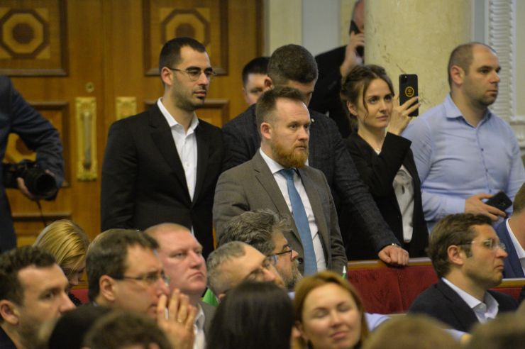 Верховна Рада України на позачерговому засіданні підтримала оновлений склад Кабінету Міністрів України, запропонований новообраним Прем’єр-міністром Денисом Шмигалем.
За новий склад Уряду проголосували 277 народних депутатів, до якого увійшли та зайняли відповідні посади:
Вадим Пристайко, Віце-прем'єр-міністр з питань європейської та євроатлантичної інтеграції України; Олег Немчінов, Міністр Кабінету Міністрів України; Олексій Резніков, Віце-прем'єр-міністр України – Міністр з питань реінтеграції тимчасово окупованих територій; Михайло Федоров, Віце-прем'єр-міністр України – Міністр цифрової трансформації України; Арсен Аваков, Міністр внутрішніх справ України; Сергій Бессараб, Міністр у справах ветеранів України;
Вадим Гутцайт, Міністр молоді та спорту України;
Ілля Ємець, Міністр охорони здоров’я України;
Владислав Криклій, Міністр інфраструктури України;
Марина Лазебна, Міністр соціальної політики України;
Денис Малюська, Міністр юстиції України;
Ігор Уманський, Міністр фінансів України;
Олексій Чернишов, Міністр розвитку громад та територій України.
Також за поданням Президента України Міністром оборони України призначений Андрій Таран (285 голосів «за»), а Міністром закордонних справ України – Дмитро Кулеба (288 голосів «за»).
За словами Дениса Шмигаля, наразі у Кабміні залишаються вакантними чотири посади очільників міністерств – Міністерства освіти та науки, Міністерства енергетики та захисту довкілля України, Міністерства розвитку економіки, торгівлі та сільського господарства України та Міністерства культури.

