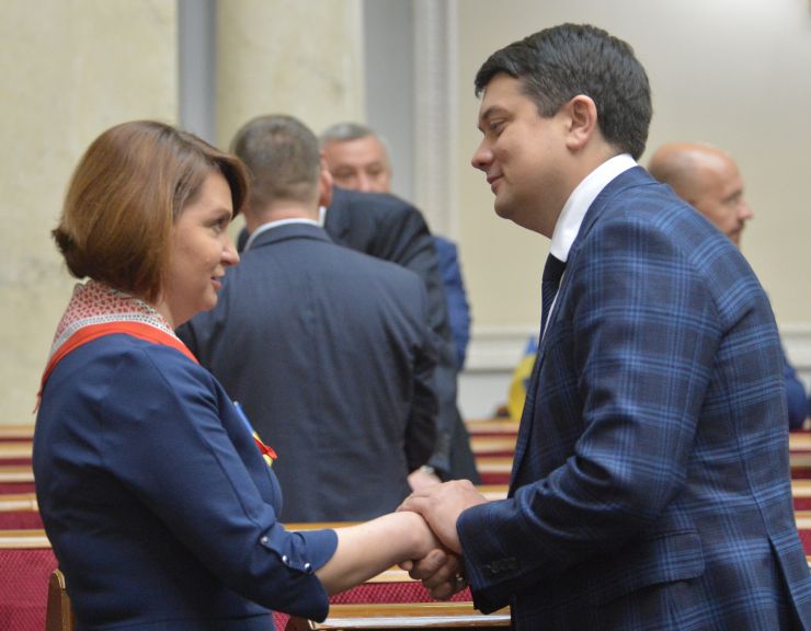 Пленарне засідання Верховної Ради України.

Народні депутати продовжують розглядати правки до законопроекту про внесення змін до деяких законодавчих актів України щодо обігу земель сільськогосподарського призначення №2178-10.
Оксана Савчук ЗА Дмитро Разумков
