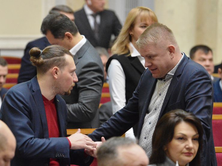 Пленарне засідання Верховної Ради України.

Народні депутати продовжують розглядати правки до законопроекту про внесення змін до деяких законодавчих актів України щодо обігу земель сільськогосподарського призначення №2178-10.
Віктор М’ялик ЗА Віталій Безгін 
