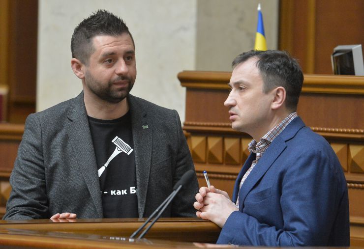Пленарне засідання Верховної Ради України.

Народні депутати продовжують розглядати правки до законопроекту про внесення змін до деяких законодавчих актів України щодо обігу земель сільськогосподарського призначення №2178-10.
Давід Арахамія СН Микола Сольський СН
