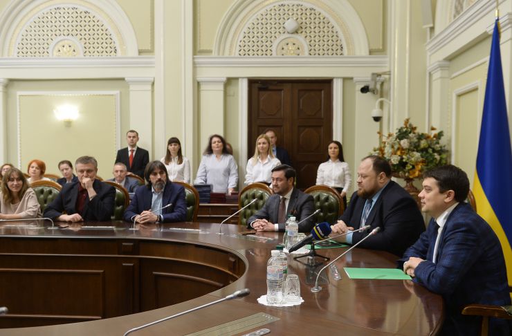 Голова Верховної Ради України Дмитро Разумков, Перший заступник Голови Верховної Ради України Руслан Стефанчук привітали жінок апарату з наступаючим днем 8 березня і вручили нагороди та цінні подарунки.
Шевчук , Штучний