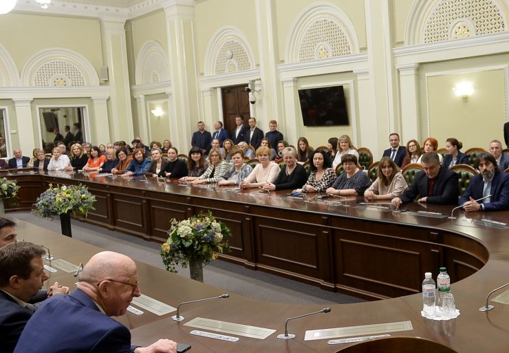 Голова Верховної Ради України Дмитро Разумков, Перший заступник Голови Верховної Ради України Руслан Стефанчук привітали жінок апарату з наступаючим днем 8 березня і вручили нагороди та цінні подарунки.
Теплюк, Шевчук , Штучний