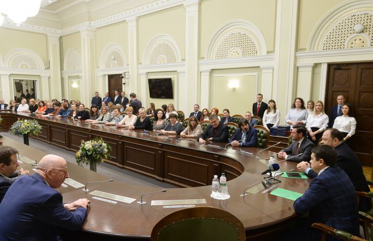 Голова Верховної Ради України Дмитро Разумков, Перший заступник Голови Верховної Ради України Руслан Стефанчук привітали жінок апарату з наступаючим днем 8 березня і вручили нагороди та цінні подарунки.
Теплюк, Шевчук , Штучний