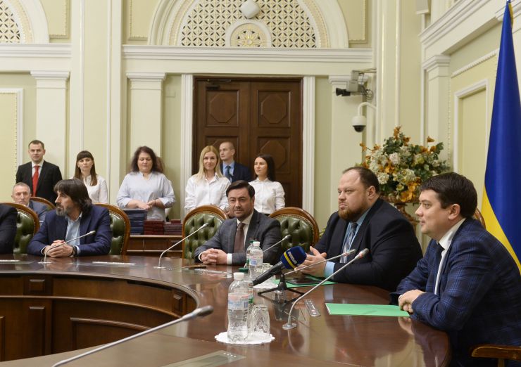 Голова Верховної Ради України Дмитро Разумков, Перший заступник Голови Верховної Ради України Руслан Стефанчук привітали жінок апарату з наступаючим днем 8 березня і вручили нагороди та цінні подарунки.
Шевчук , Штучний