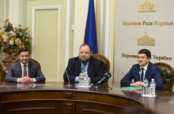 Голова Верховної Ради України Дмитро Разумков, Перший заступник Голови Верховної Ради України Руслан Стефанчук привітали жінок апарату з наступаючим днем 8 березня і вручили нагороди та цінні подарунки. Штучний