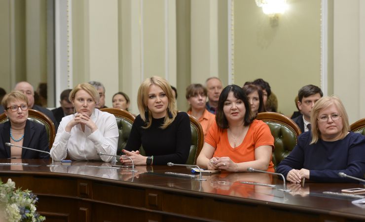 Голова Верховної Ради України Дмитро Разумков, Перший заступник Голови Верховної Ради України Руслан Стефанчук привітали жінок апарату з наступаючим днем 8 березня і вручили нагороди та цінні подарунки