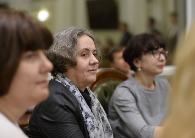 Голова Верховної Ради України Дмитро Разумков, Перший заступник Голови Верховної Ради України Руслан Стефанчук привітали жінок апарату з наступаючим днем 8 березня і вручили нагороди та цінні подарунки.
Заступник завідувача відділу оглядачів газети «Голос України» Галина Квітка