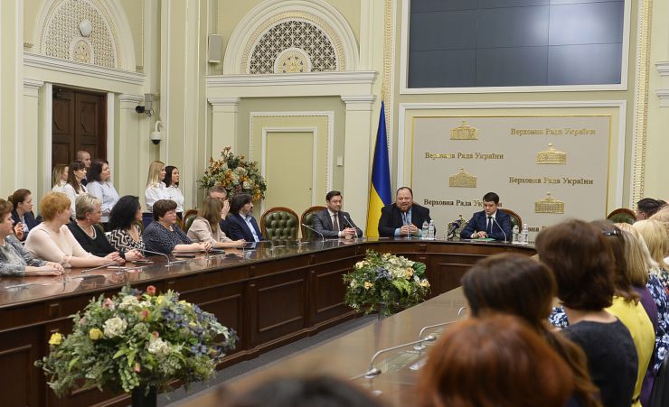 Голова Верховної Ради України Дмитро Разумков, Перший заступник Голови Верховної Ради України Руслан Стефанчук привітали жінок апарату з наступаючим днем 8 березня і вручили нагороди та цінні подарунки