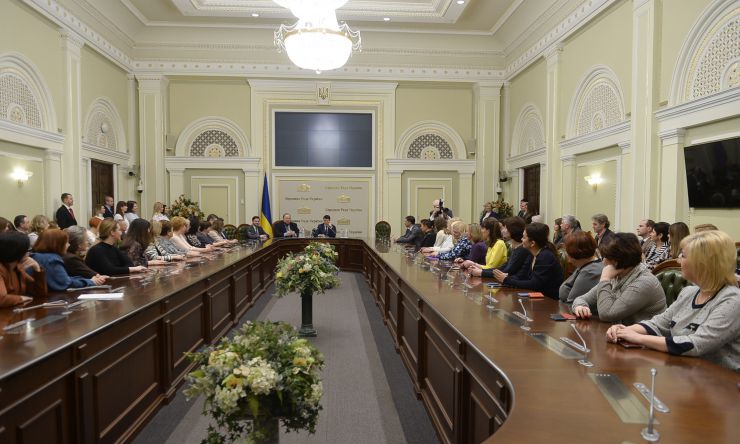 Голова Верховної Ради України Дмитро Разумков, Перший заступник Голови Верховної Ради України Руслан Стефанчук привітали жінок апарату з наступаючим днем 8 березня і вручили нагороди та цінні подарунки