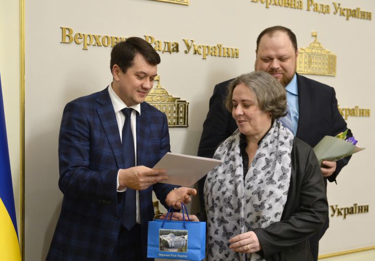 Голова Верховної Ради України Дмитро Разумков, Перший заступник Голови Верховної Ради України Руслан Стефанчук привітали жінок апарату з наступаючим днем 8 березня і вручили нагороди та цінні подарунки.
Голова Верховної Ради України Дмитро Разумков, Заступник завідувача відділу оглядачів газети «Голос України» Галина Квітка, Перший заступник Голови Верховної Ради України Руслан Стефанчук