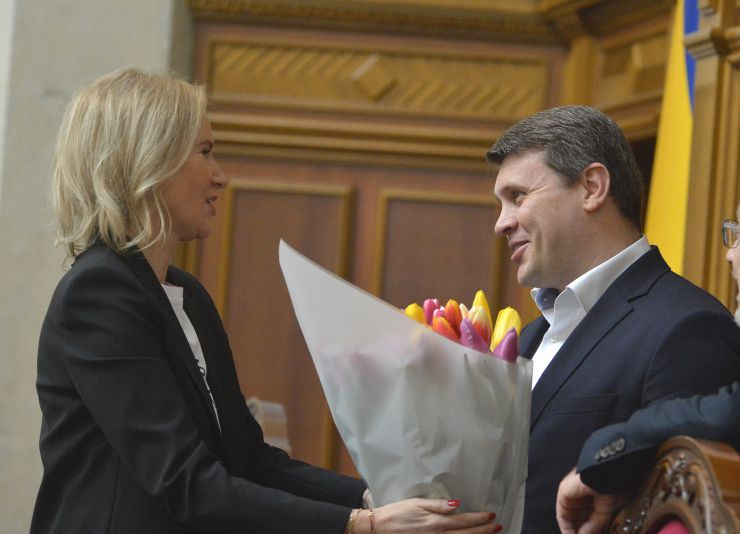 Пленарне засідання Верховної Ради України.

Голова Верховної Ради України Дмитро Разумков відкрив пленарне засідання. 
Головуючий повідомив, що у пленарному засіданні беруть участь члени Кабінету Міністрів на чолі з Прем’єр-міністром Денисом Шмигалем. 
Д.Разумков нагадав, що на Погоджувальній раді було прийнято рішення у п’ятницю, 6 березня, під час «години запитань до Уряду» заслухати питання про стан реформи місцевого самоврядування та децентралізації влади в Україні.
Олена Кондратюк Вадим Івченко Б
