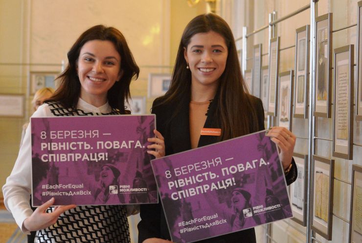 Пленарне засідання Верховної Ради України.

Голова Верховної Ради України Дмитро Разумков відкрив пленарне засідання. 
Головуючий повідомив, що у пленарному засіданні беруть участь члени Кабінету Міністрів на чолі з Прем’єр-міністром Денисом Шмигалем. 
Д.Разумков нагадав, що на Погоджувальній раді було прийнято рішення у п’ятницю, 6 березня, під час «години запитань до Уряду» заслухати питання про стан реформи місцевого самоврядування та децентралізації влади в Україні.
