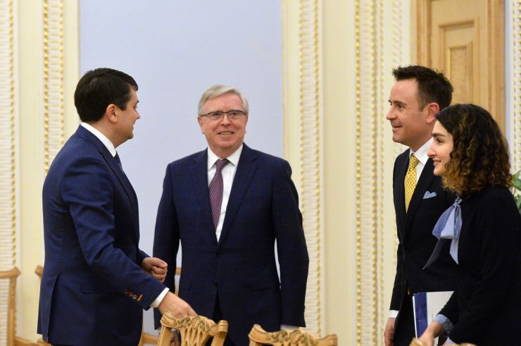 Голова Верховної Ради України Дмитро Разумков провів зустріч з Президентом Європейського Парламенту 2002-2004 років Петом Коксом.

 В зустрічі також взяли участь Перший заступник Голови Верховної Ради України Руслан Стефанчук, Заступниця Голови Верховної Ради України Олена Кондратюк.
