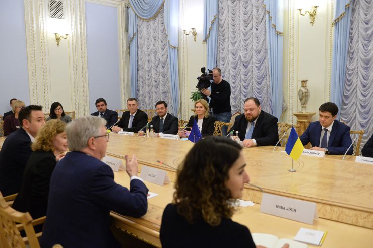 Голова Верховної Ради України Дмитро Разумков провів зустріч з Президентом Європейського Парламенту 2002-2004 років Петом Коксом.

В зустрічі також взяли участь Перший заступник Голови Верховної Ради України Руслан Стефанчук, Заступниця Голови Верховної Ради України Олена Кондратюк.
Штучний
