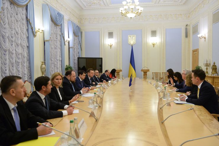 Голова Верховної Ради України Дмитро Разумков провів зустріч з Президентом Європейського Парламенту 2002-2004 років Петом Коксом.

В зустрічі також взяли участь Перший заступник Голови Верховної Ради України Руслан Стефанчук, Заступниця Голови Верховної Ради України Олена Кондратюк.
Штучний
