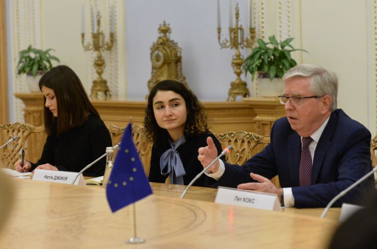 Голова Верховної Ради України Дмитро Разумков провів зустріч з Президентом Європейського Парламенту 2002-2004 років Петом Коксом.

 В зустрічі також взяли участь Перший заступник Голови Верховної Ради України Руслан Стефанчук, Заступниця Голови Верховної Ради України Олена Кондратюк.
