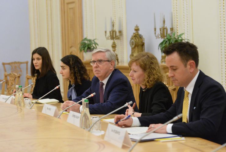 Голова Верховної Ради України Дмитро Разумков провів зустріч з Президентом Європейського Парламенту 2002-2004 років Петом Коксом.

 В зустрічі також взяли участь Перший заступник Голови Верховної Ради України Руслан Стефанчук, Заступниця Голови Верховної Ради України Олена Кондратюк.
