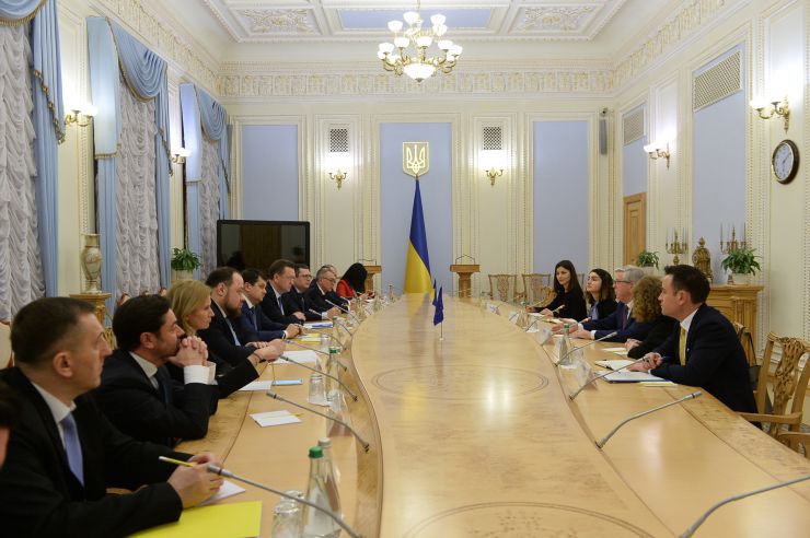 Голова Верховної Ради України Дмитро Разумков провів зустріч з Президентом Європейського Парламенту 2002-2004 років Петом Коксом.

 В зустрічі також взяли участь Перший заступник Голови Верховної Ради України Руслан Стефанчук, Заступниця Голови Верховної Ради України Олена Кондратюк.

