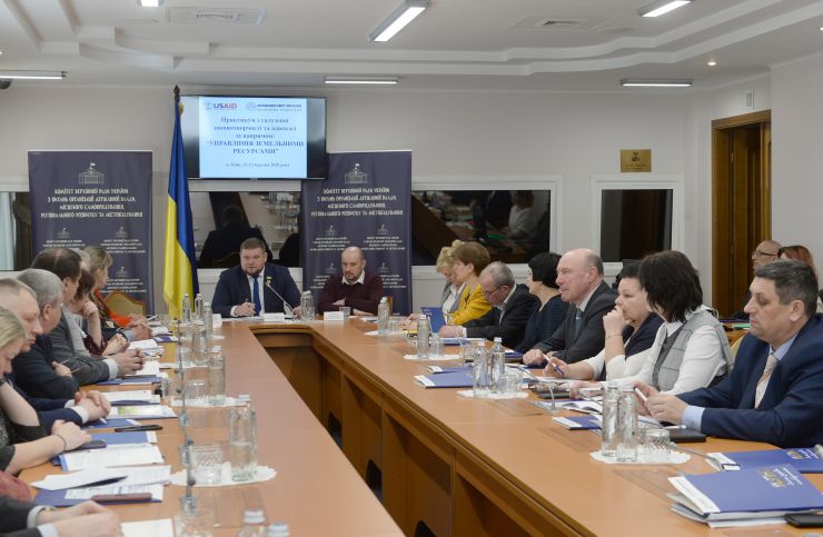 Апарат Верховної Ради України спільно з Комітетом Верховної Ради України з питань організації державної влади, місцевого самоврядування, регіонального розвитку та містобудування 12-13 березня ц.р. проводить дводенний практикум з нормотворчості для фахівців органів місцевого самоврядування з питань управління земельними ресурсами.
Програма реалізується спільно з Асоціацією міст України у рамках проекту «ПУЛЬС», що впроваджується за підтримки USAID.
Андрій Клочко Голова Комітету Верховної Ради України з питань організації державної влади, місцевого самоврядування, регіонального розвитку та містобудування, Олександр Слобожан виконавчий директор Асоціації міст України
