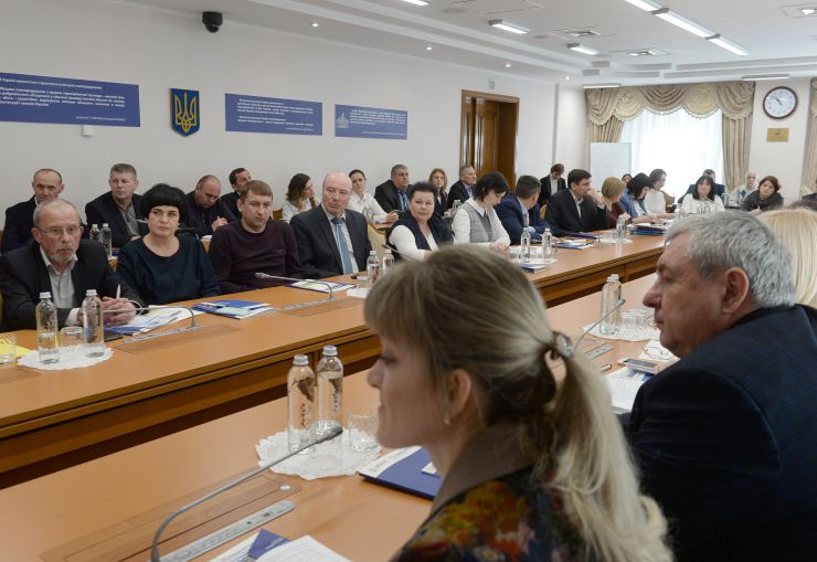 Апарат Верховної Ради України спільно з Комітетом Верховної Ради України з питань організації державної влади, місцевого самоврядування, регіонального розвитку та містобудування 12-13 березня ц.р. проводить дводенний практикум з нормотворчості для фахівців органів місцевого самоврядування з питань управління земельними ресурсами.
Програма реалізується спільно з Асоціацією міст України у рамках проекту «ПУЛЬС», що впроваджується за підтримки USAID.
