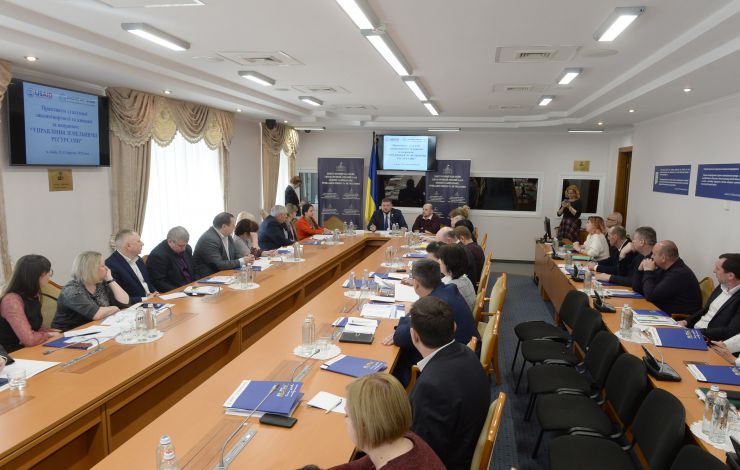 Апарат Верховної Ради України спільно з Комітетом Верховної Ради України з питань організації державної влади, місцевого самоврядування, регіонального розвитку та містобудування 12-13 березня ц.р. проводить дводенний практикум з нормотворчості для фахівців органів місцевого самоврядування з питань управління земельними ресурсами.
Програма реалізується спільно з Асоціацією міст України у рамках проекту «ПУЛЬС», що впроваджується за підтримки USAID.
Андрій Клочко Голова Комітету Верховної Ради України з питань організації державної влади, місцевого самоврядування, регіонального розвитку та містобудування, Олександр Слобожан виконавчий директор Асоціації міст України
