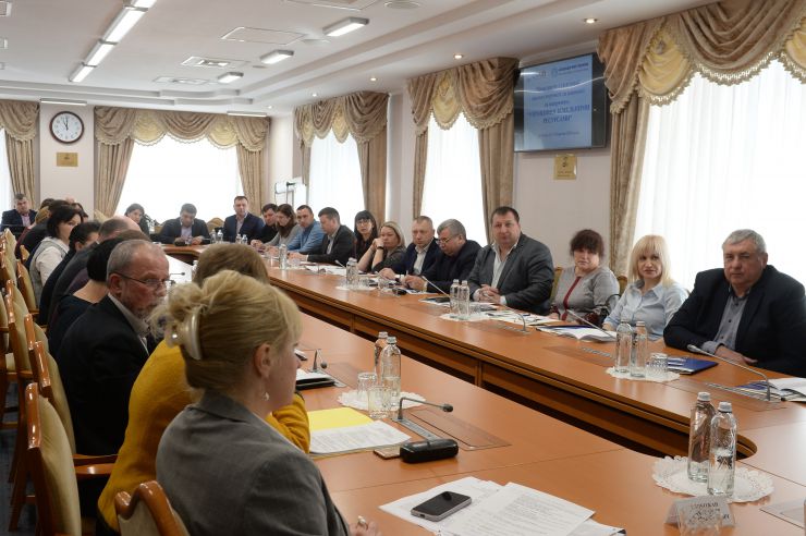Апарат Верховної Ради України спільно з Комітетом Верховної Ради України з питань організації державної влади, місцевого самоврядування, регіонального розвитку та містобудування 12-13 березня ц.р. проводить дводенний практикум з нормотворчості для фахівців органів місцевого самоврядування з питань управління земельними ресурсами.
Програма реалізується спільно з Асоціацією міст України у рамках проекту «ПУЛЬС», що впроваджується за підтримки USAID.
