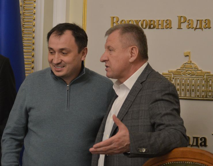 Засідання Комітету Верховної Ради України з питань аграрної та земельної політики
 Порядок денний 
1. Продовження розгляду проекту Закону про національну інфраструктуру геопросторових даних, друге читання (реєстр. № 2370 від 01.11.2019).
Голова Комітету Верховної Ради України з питань аграрної та земельної політики Микола Сольський та член комітету Петро Юрчишин

