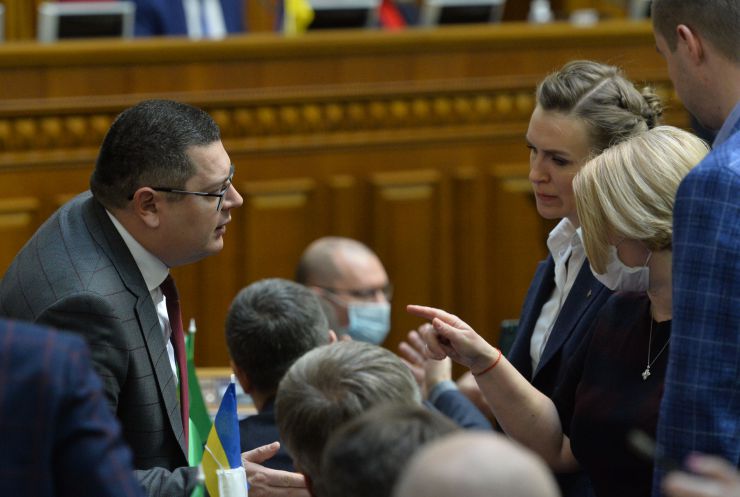 Позачергове пленарне засідання Верховної Ради України.
Олександр Мережко (СН), Соломія Бобровська ( голос), Ірина Геращенко (ЕС)