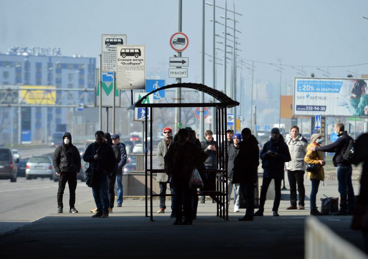 Київ, район метро Осокорки.
Київ запровадив протиепідемічні заходи (епідемія коронавірусу) та обмеження, зачинено метро 
