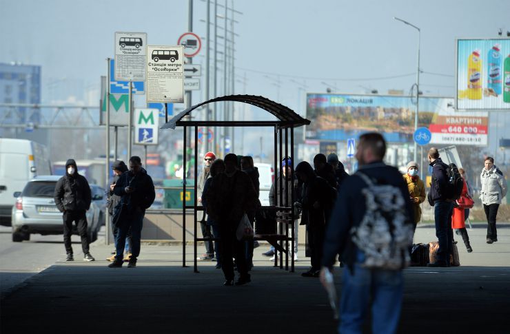 Київ, район метро Осокорки.
Київ запровадив протиепідемічні заходи (епідемія коронавірусу) та обмеження, зачинено метро 
