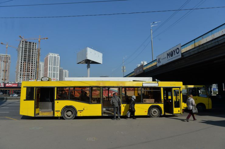 Київ, район метро Осокорки.
Київ запровадив протиепідемічні заходи (епідемія коронавірусу) та обмеження, зачинено метро 
