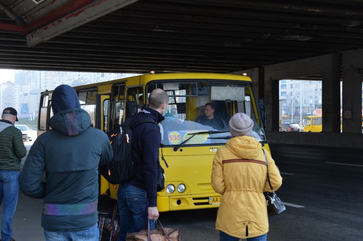 Київ, район метро Осокорки.
Київ запровадив протиепідемічні заходи (епідемія коронавірусу) та обмеження, зачинено метро 
