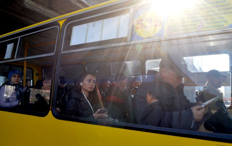 Київ, район метро Осокорки.
Київ запровадив протиепідемічні заходи (епідемія коронавірусу) та обмеження, зачинено метро 

