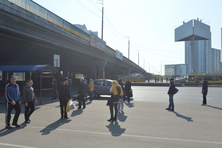 Київ, район метро Осокорки.
Київ запровадив протиепідемічні заходи (епідемія коронавірусу) та обмеження, зачинено метро 
