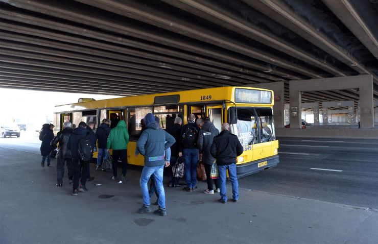 Київ, район метро Осокорки.
Київ запровадив протиепідемічні заходи (епідемія коронавірусу) та обмеження, зачинено метро 

